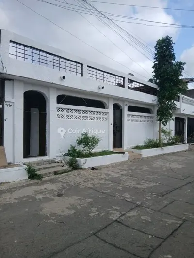 Villa basse 5 pièces avec 6 studios — Angré