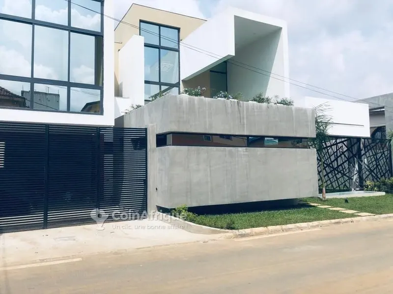 Villa duplex 8 pièces avec piscine suspendue — Attoban Riviera