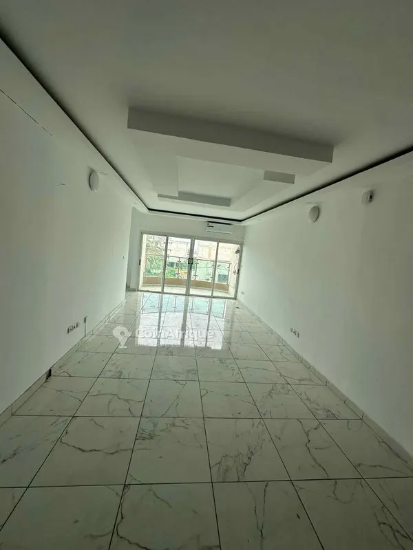 Appartement 3 pièces avec parking — Cocody Riviera 4