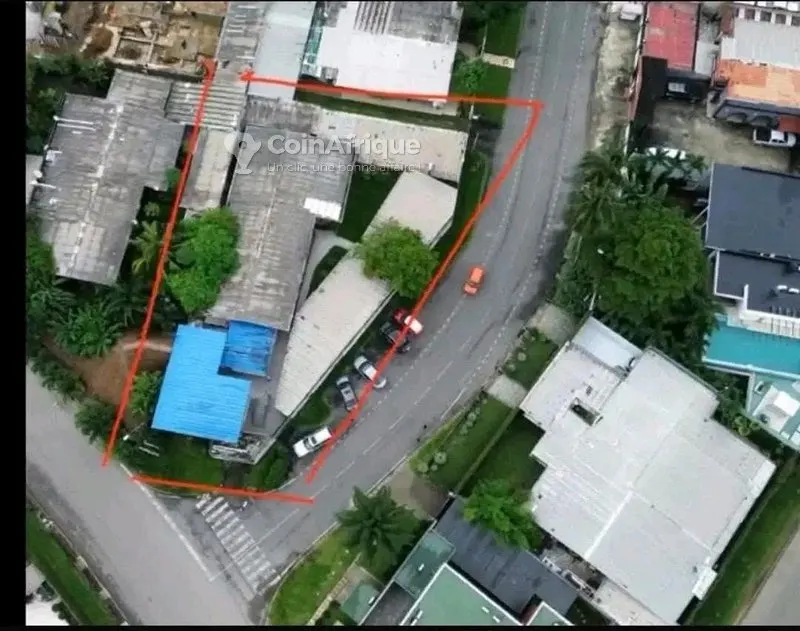 Terrain 1200 m² en angle avec bâtisse à raser — Cocody Danga