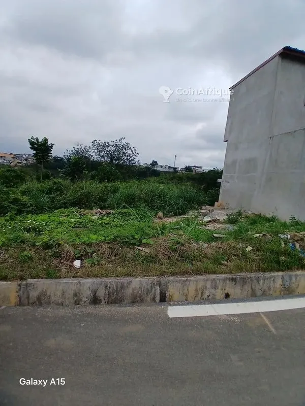 Terrain 350 m² avec ACD — Cocody Riviera Féh Késsé
