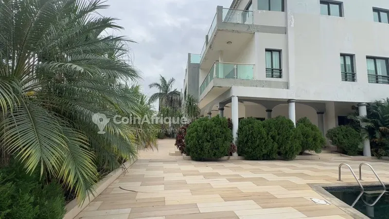 Villa triplex 14 pièces avec piscine — Cocody Riviera Golf