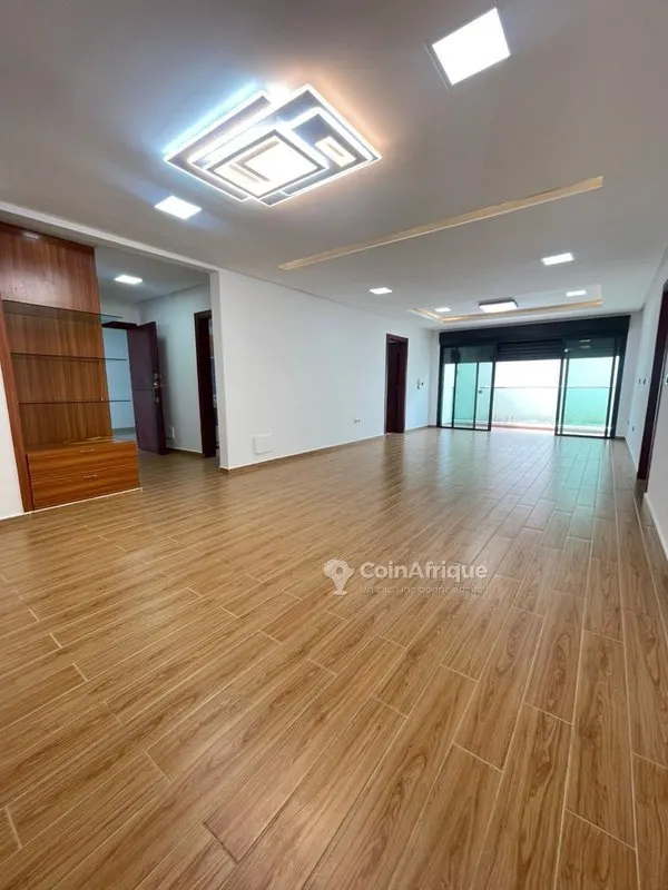Appartement 4 pièces avec piscine commune — Cocody Riviera Golf Beverly Hills