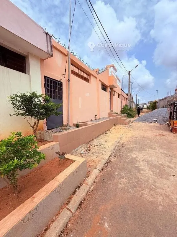 Villa basse 4 pièces avec dépendance — Bingerville Cité Trésor
