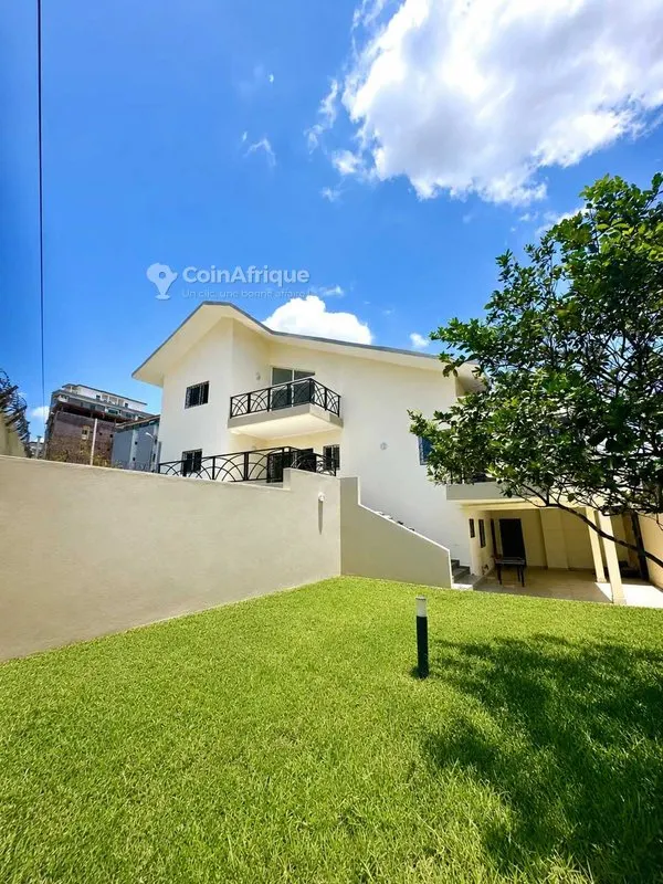 Villa 5 pièces avec jardin et terrasse — Cocody Angré