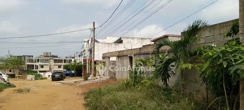 Terrain 700 m² — Cocody Djorogobité