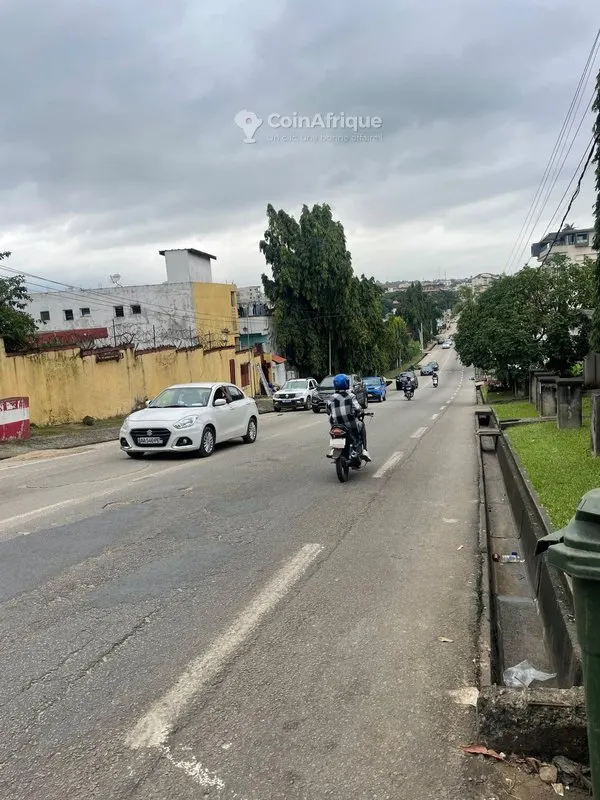 Terrain commercial 617 m² — Cocody Riviera