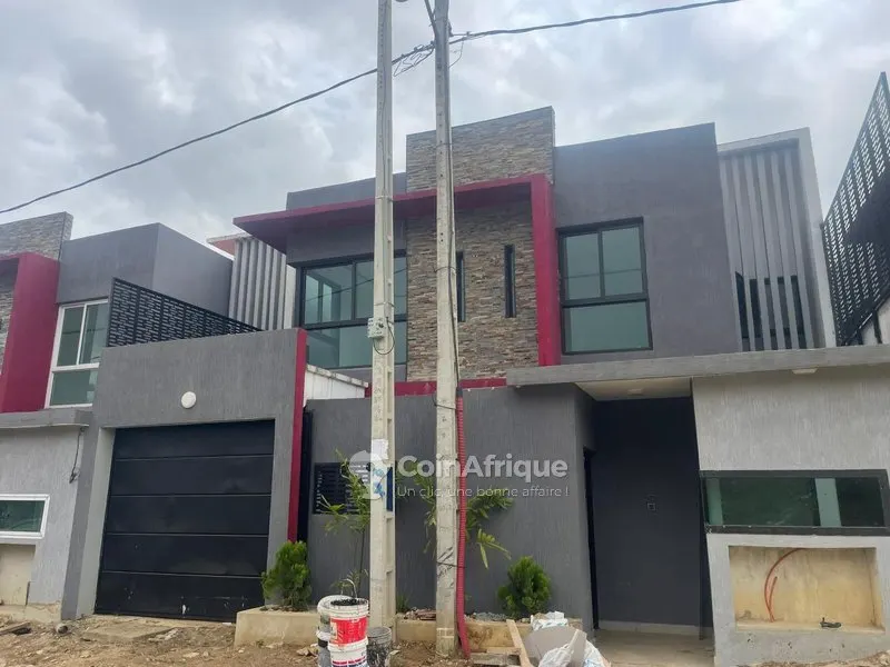 Villa duplex 6 pièces avec garage — Bingerville Tribunal